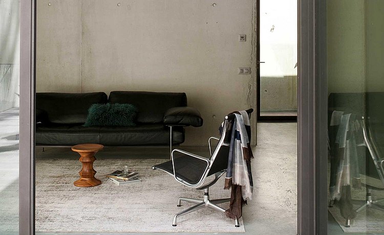 binnenkijken eames stoel en bank