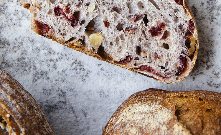 brood in plakken gesneden